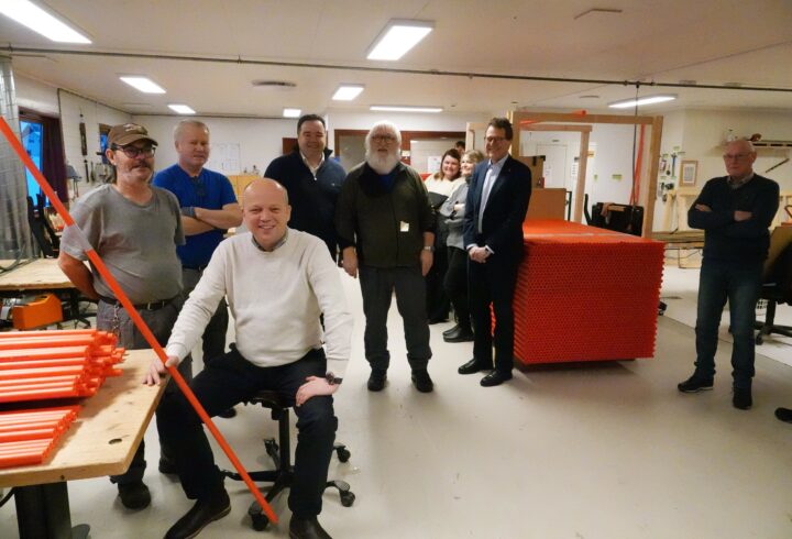 Ministeren, ledelse i Våler Vekst og direktør i ASVL , ble alle vist rundt på bedriften: Foto: Sverre Viggen, Østlendingen
